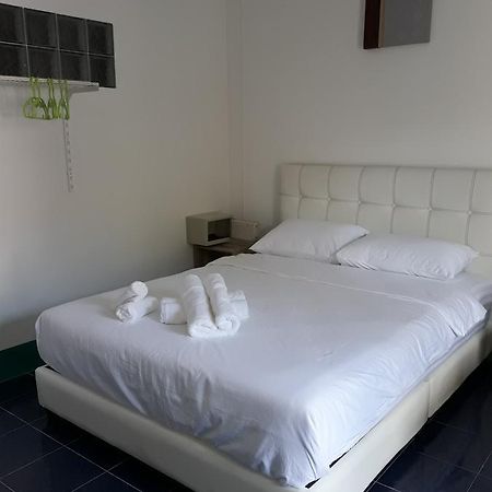 Chinn House Karon Екстериор снимка